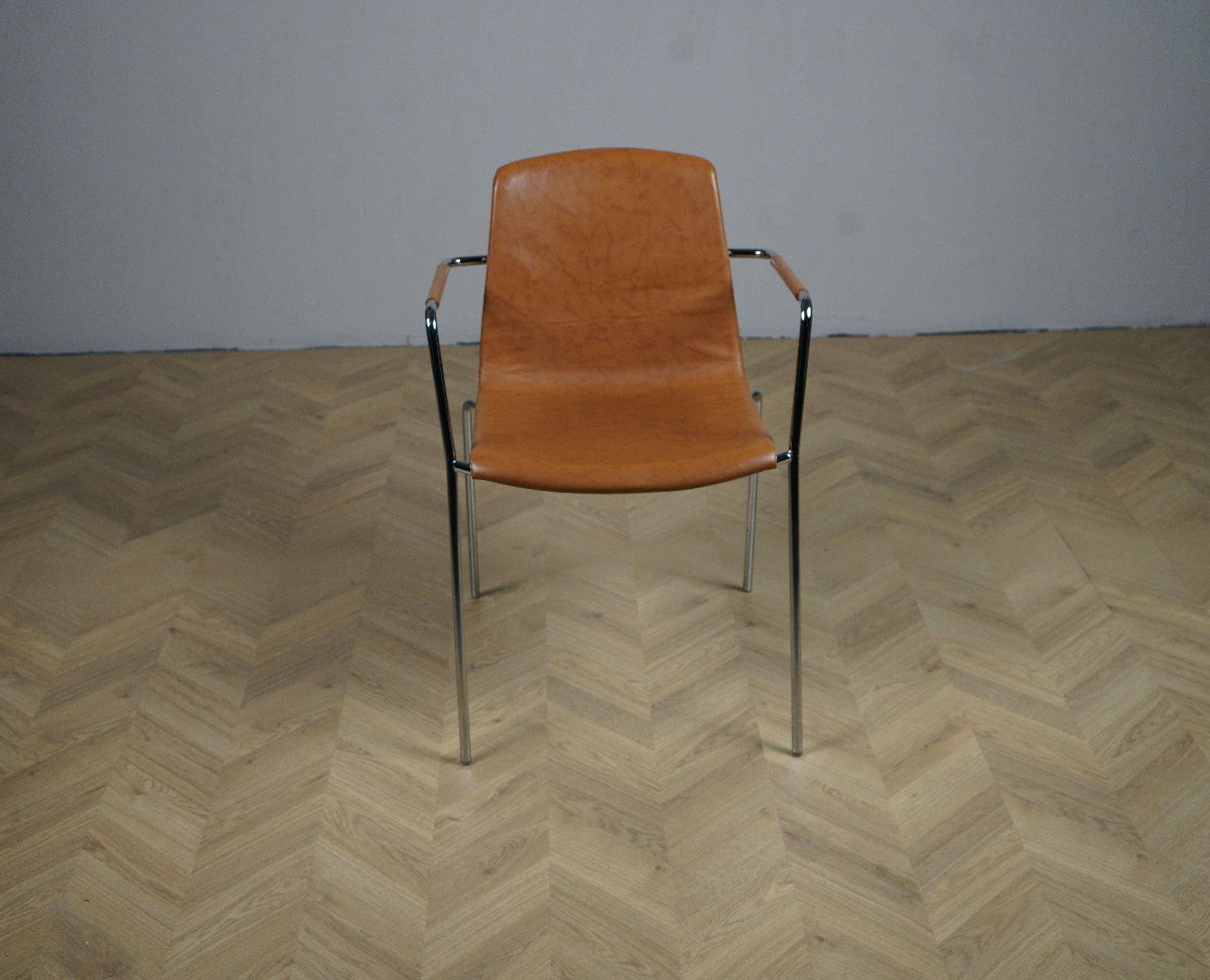 Flakes 2.0 stol i brun/cognac lavet af genanvendeligt polypropylen.